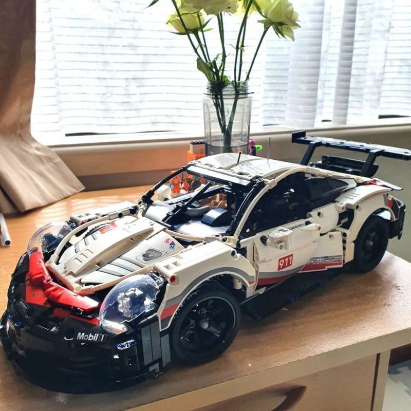 Porsche 911 RSR Com Motor Boxer de 6 Cilindros e que Abre as Portas - Escala 1:10 - 1580 Peças